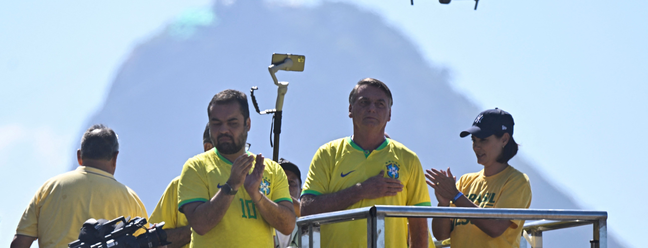 Ex-presidente Jair Bolsonaro ao lado do governador Cláudio Castro e da ex-primeira-dama Michelle Bolsonaro — Foto: MAURO PIMENTEL/AFP