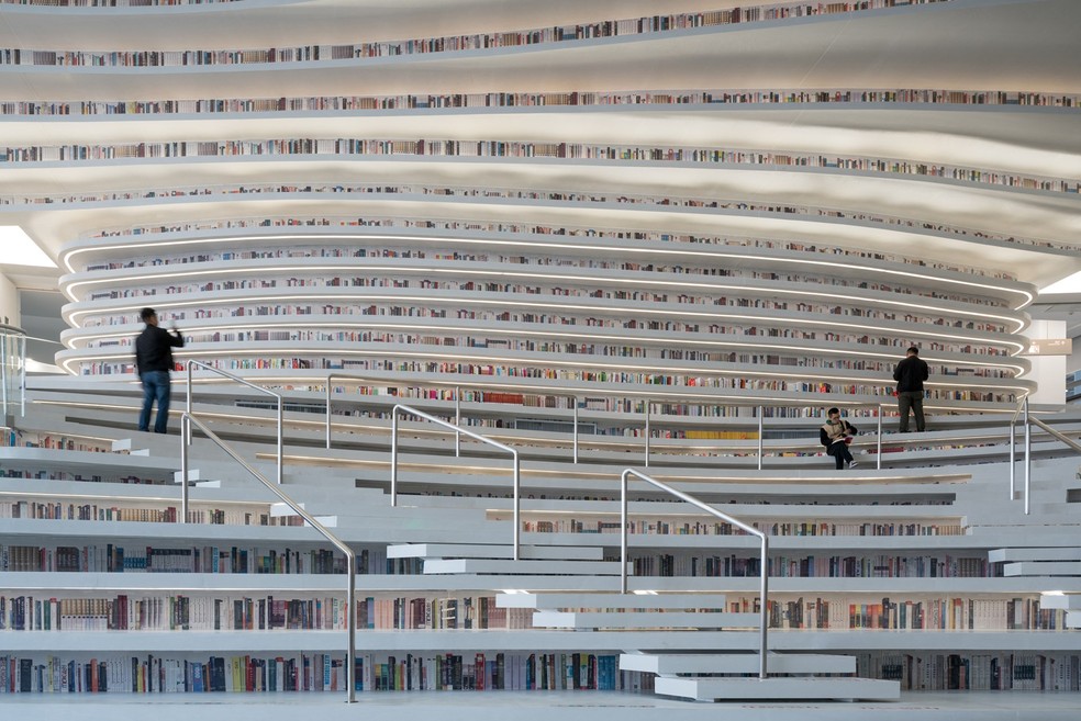 Interior da Biblioteca Tianjin Binhai, em Tianjin, na China: em vez de livros de verdade, maioria das prateleiras têm adesivos — Foto: Reprodução / MVRDV