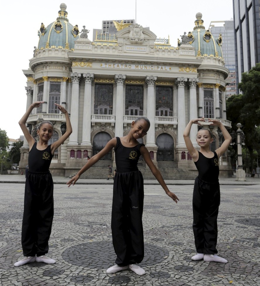As meninas de Santa Cruz: Eloá da Cruz Rodrigues, Sophia Castro e Alice Evangelista do Nascimento percorrem todos os dias 130 km para fazer aula de balé