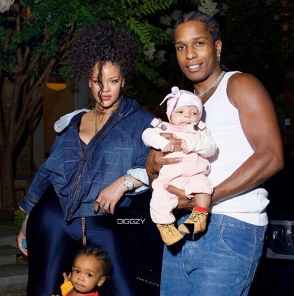 Rihanna, A$AP Rock e os filhos: Riot Rose (recém-nascida, no colo) e RZA, de 1 ano — Foto: Reprodução