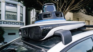 O táxi robô da Waymo é equipado com câmeras e sensores  em seu teto — Foto: Andri Tambunan/The New York Times