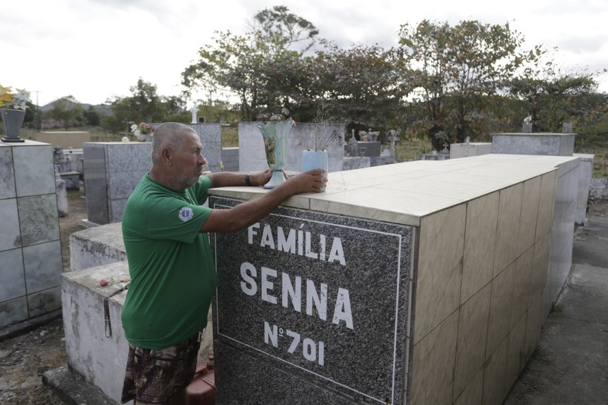 Túmulo onde foi sepultado Renê Senna, no cemitério no bairro de Rio Seco, em Rio Bonito