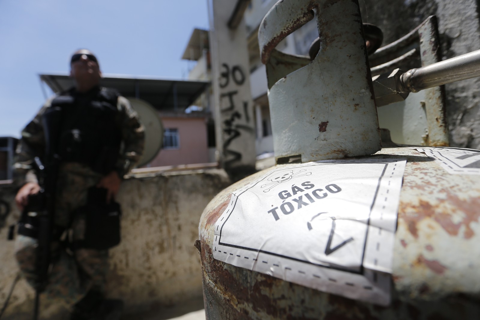 2018. Operação do CPAM em Rio das Pedras para combater as construções irregulares, venda de gás, gelo, animais silvestres, uso de caça níqueis e outros delitos atribuídos a milícia — Foto: Pablo Jacob/Agência O Globo