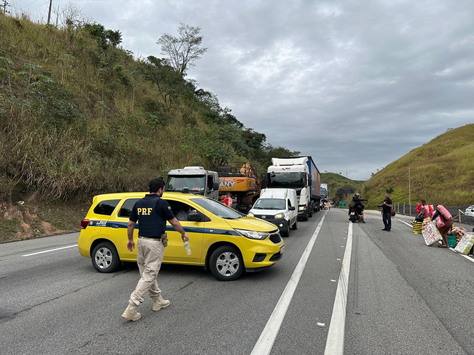 Momento em que subida da Serra das Araras é interditada nesta quarta-feira, para implosão de rocha — Foto: Márcia Foletto