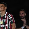 Thiago Silva em apresentação no Fluminense no Maracanã com o presidente Mário Bittencourt ao fundo - MAURO PIMENTEL / AFP