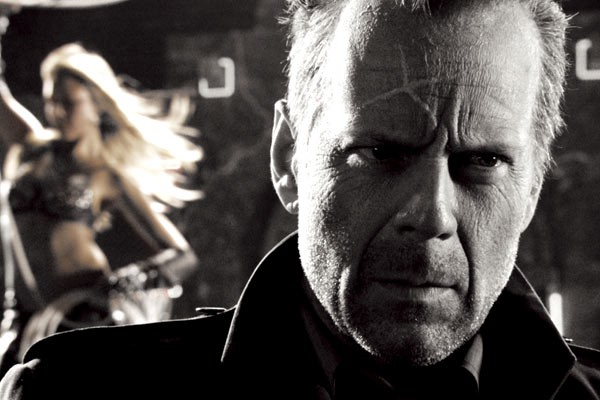 Jessica Alba e Bruce Willis em "Sin City" Divulgação