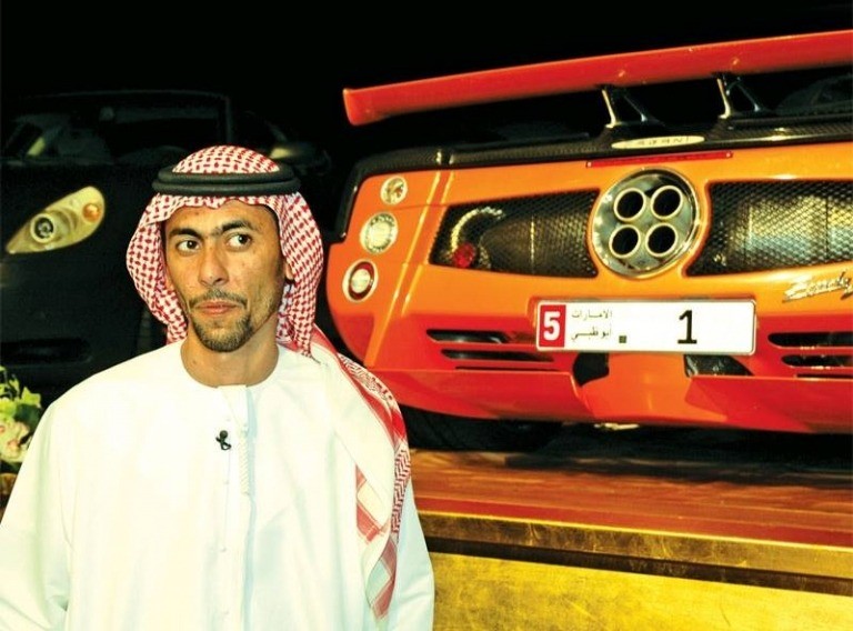A placa “1”, registrada nos Emirados Árabes Unidos, estabeleceu um recorde em 2008, quando Saeed Abdul Ghafour Khouri, empresário ligado ao ramo do petróleo — Foto: Reprodução