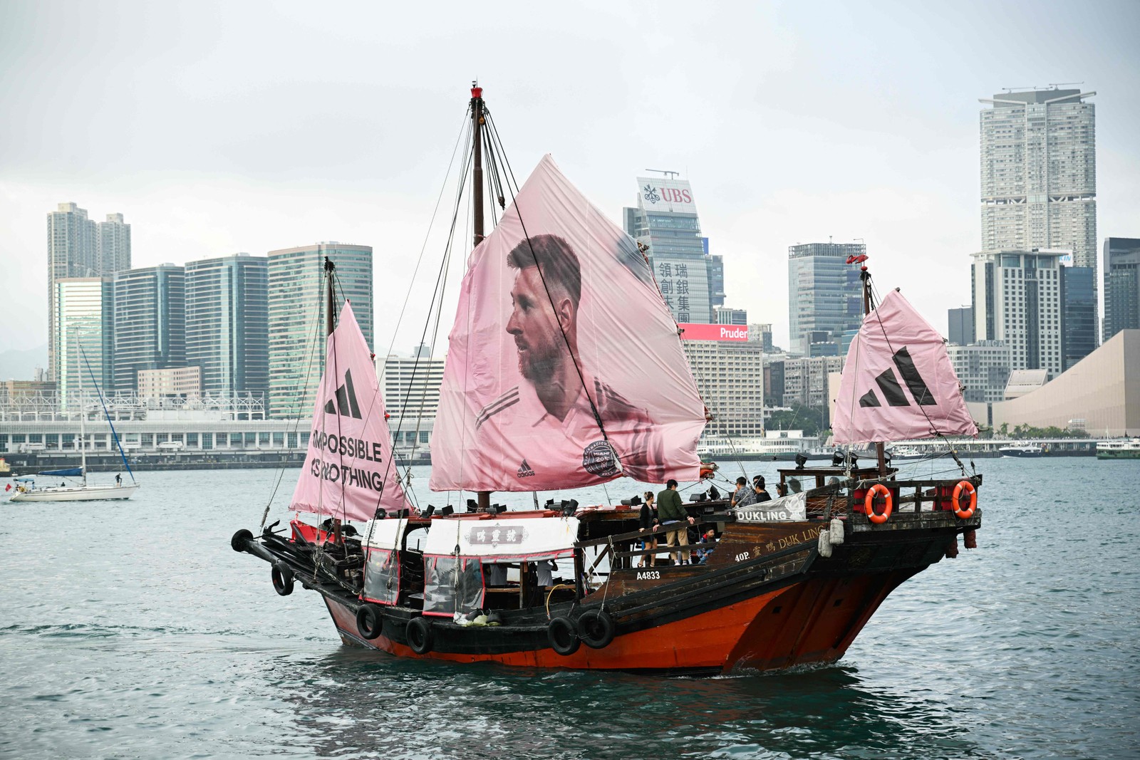 Até a véspera do jogo, Hong Kong vivia 'Messimania', com ruas (e até as águas) nas cores do Inter Miami — Foto: PETER PARKS / AFP