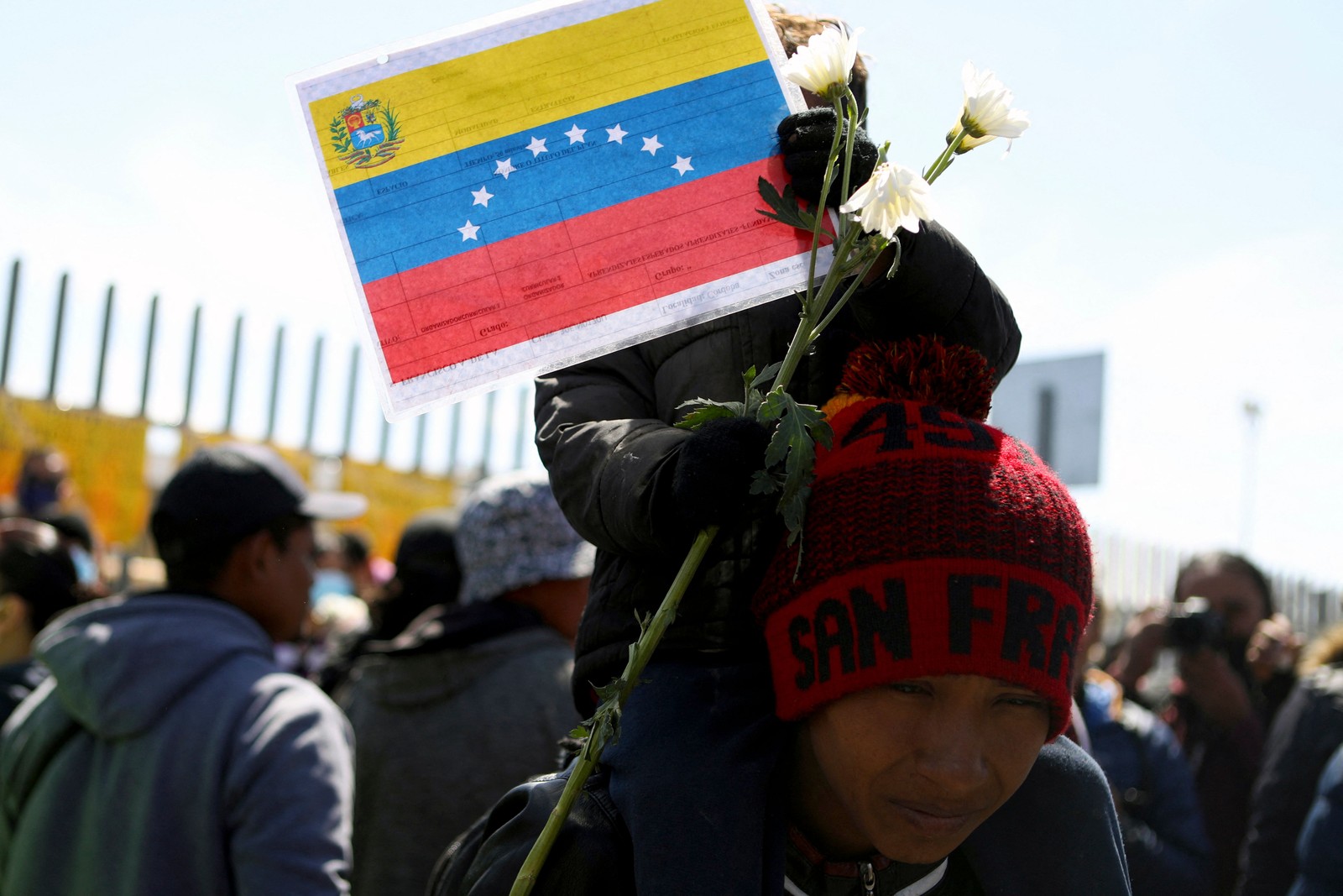 Migrantes venezuelanos protestam em frente a centro de detenção de imigrantes em Ciudad Juarez, estado de Chihuahua, México — Foto: HERIKA MARTINEZ/AFP