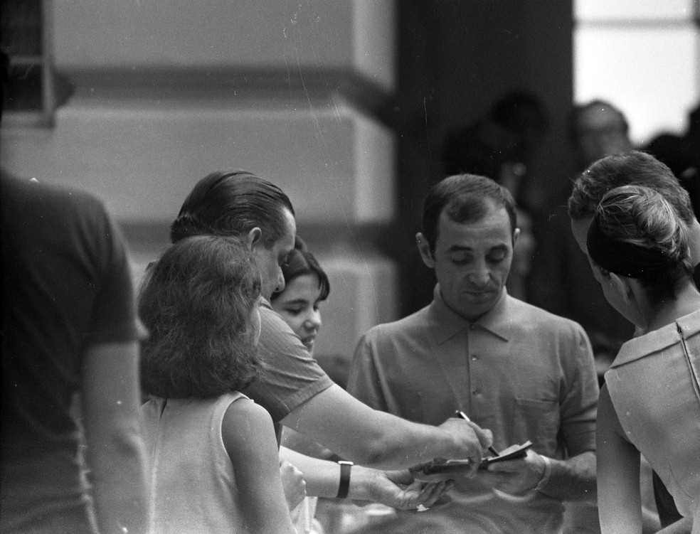 O cantor Charles Aznavour dá autógrafos no Copacabana Palace em 08/10/1959 — Foto: Arquivo / Agência O Globo