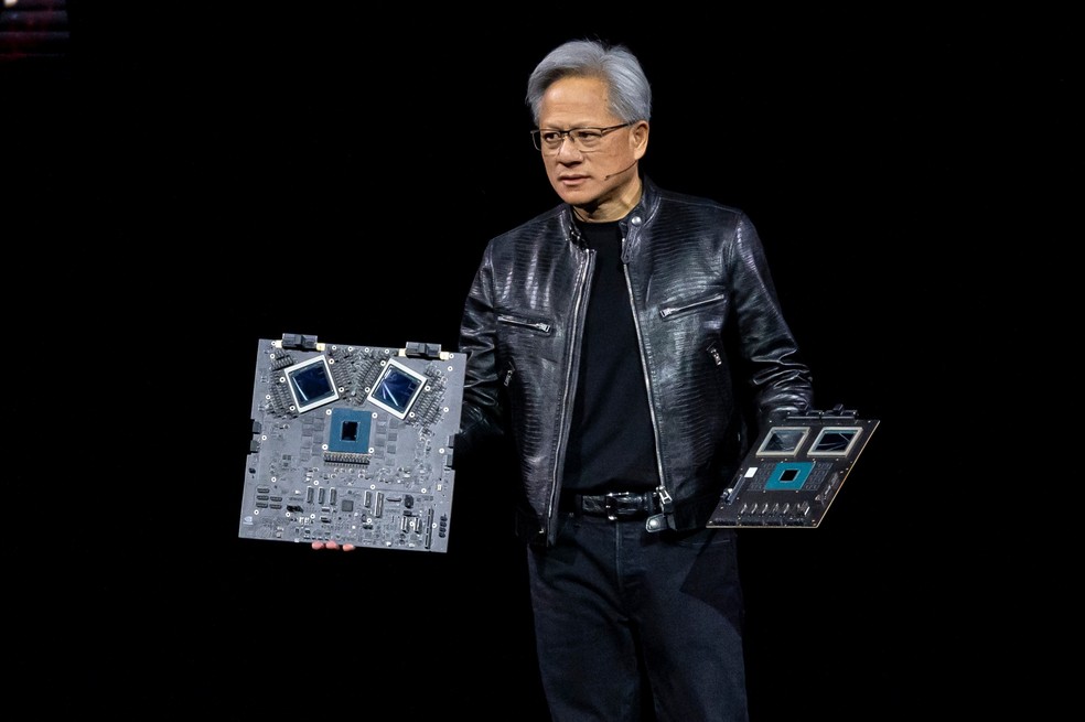 Jensen Huang exibe o novo chip GPU Blackwell durante a conferência GTC da Nvidia em San Jose, Califórnia, no dia 18 de março — Foto: Bloomberg