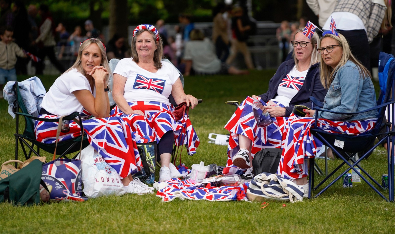 Britânicos relaxam no St James's Park, perto do Palácio de Buckingham, após a cerimônia do Jubileu de Platina — Foto: NIKLAS HALLE'N / AFP