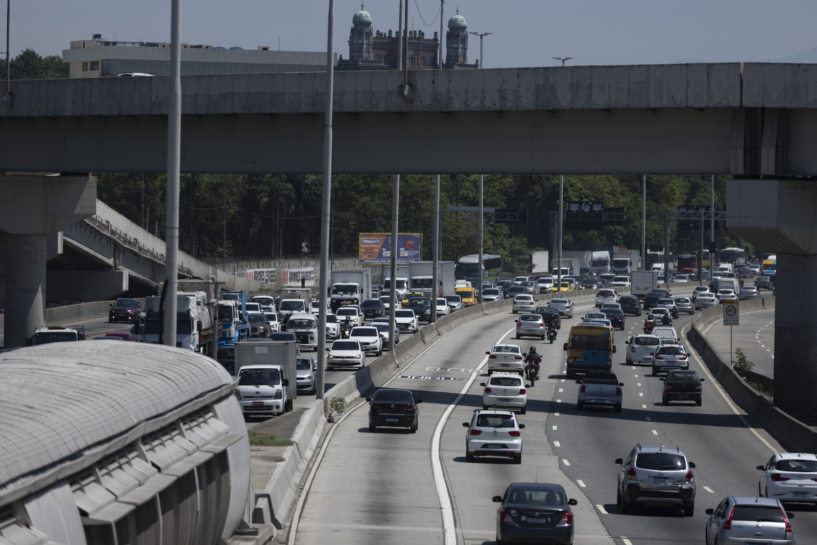 Faixa branca contínua demarca a pista seletiva da Avenida Brasil entre o Trevo das Margaridas e o Caju; carros comuns, táxis e vans não poderão circular pela via exclusiva para ônibus — Foto: Márcia Foletto / Agência O Globo