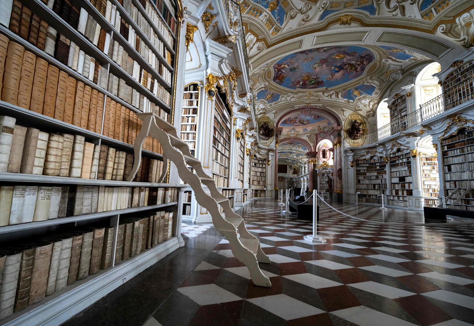 Os manuscritos mais antigos da biblioteca da Abadia de Admont, na Áustria, datam do século VIII e sobreviveram ao incêndio de 1865 — Foto: Joe Klamar / AFP
