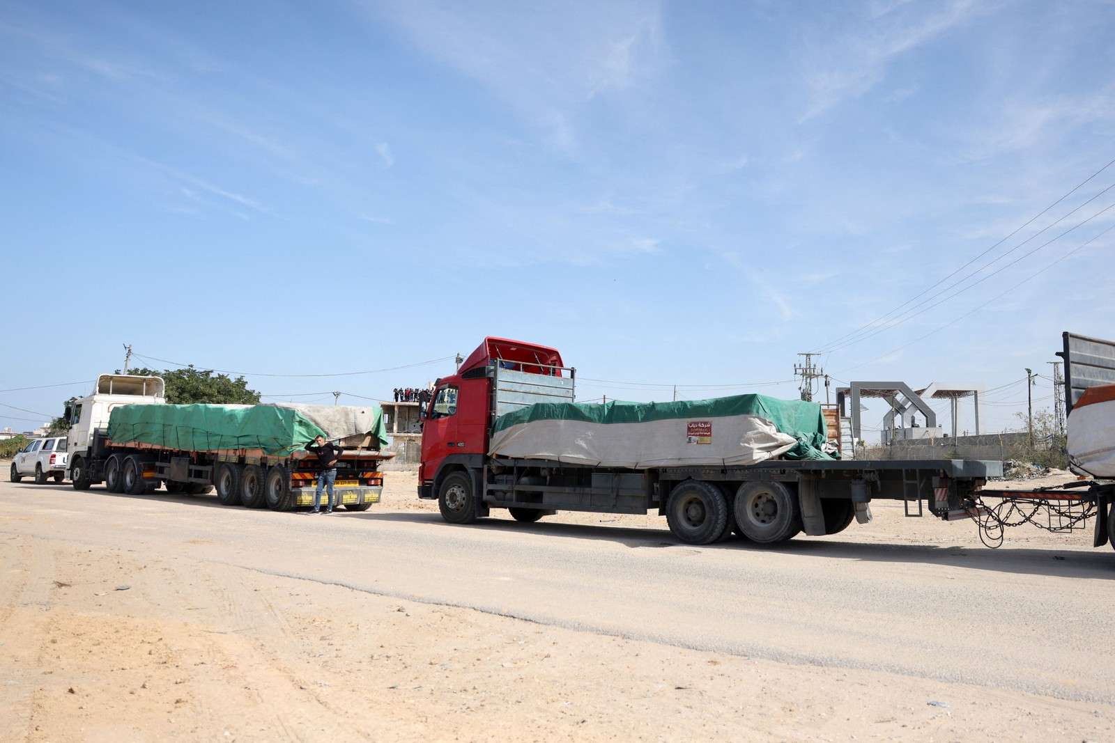 Primeiro comboio com ajuda humanitária entra em Gaza pela passagem de Rafah neste sábado — Foto: Mohammed ABED / AFP