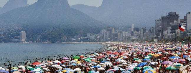 Praias da Zona Sul ficaram lotadas neste domingo (17), o último do verão — Foto: Fábio Rossi