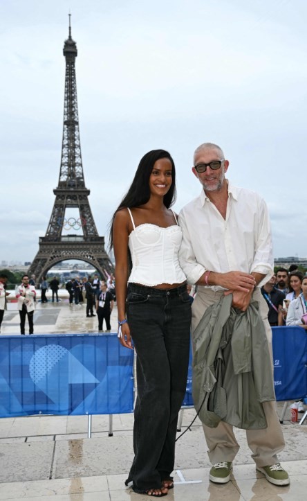 O ator Vincent Cassel e sua namorada brasileira Narah Baptista na chegada para a Cerimônia de Abertura — Foto: Divulgação/AFP