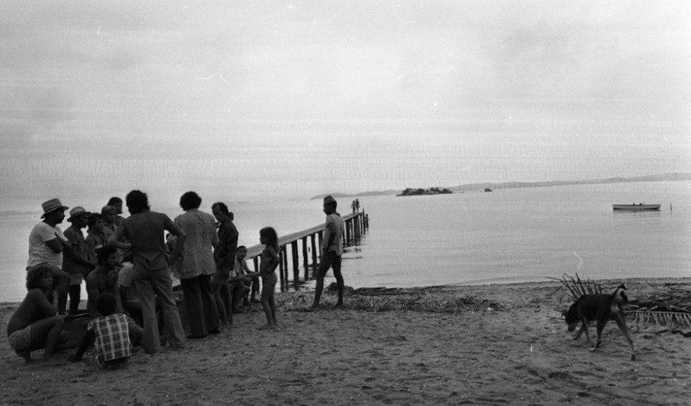 Carlinhos: Buscas pelo corpo do garoto na Praia de Piratininga, Niterói, em 1974 — Foto: Ronald Fonseca/Agência O GLOBO 