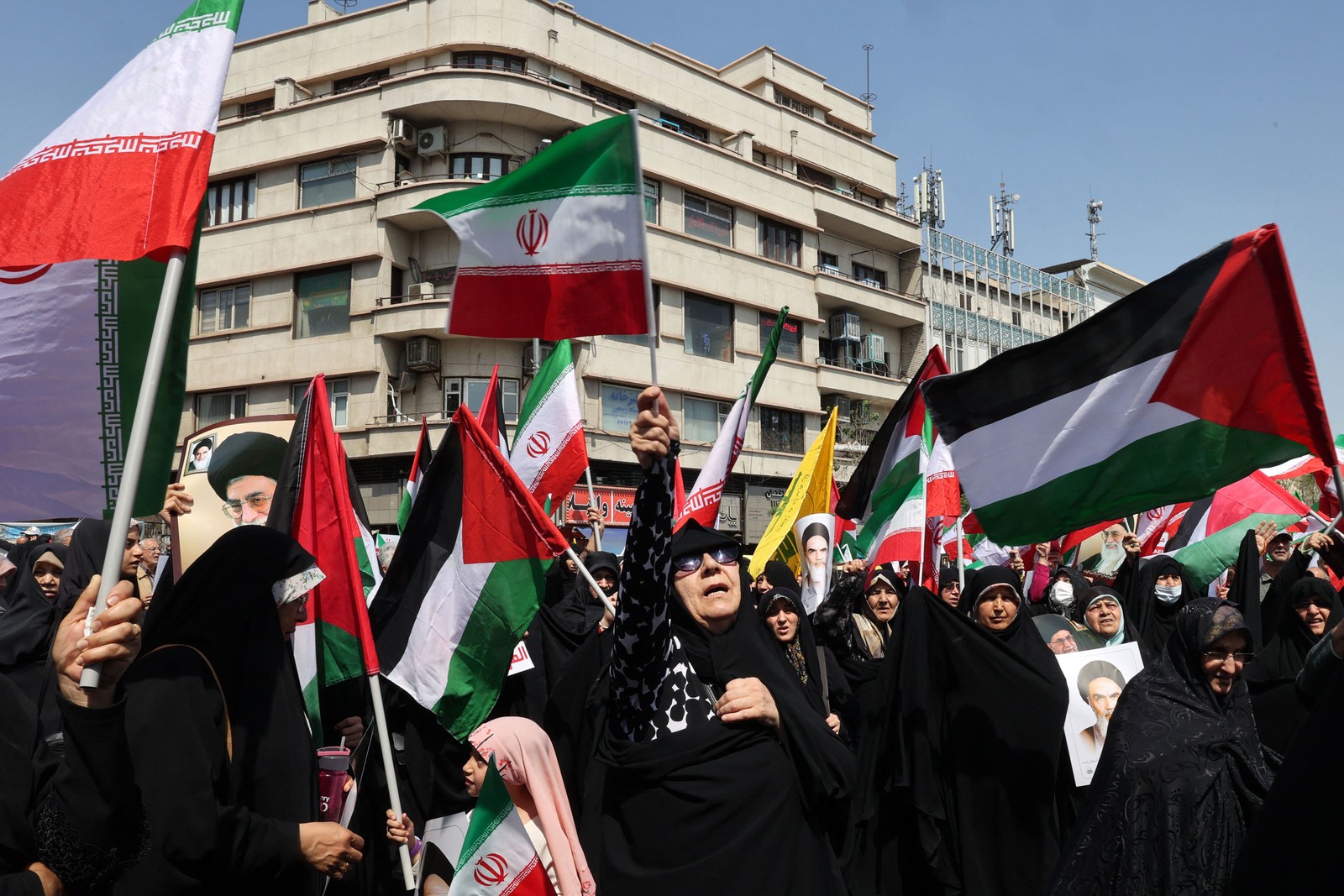 Iranianos agitam as bandeiras da Palestina e do Irã durante manifestação anti-Israel — Foto: Atta KENARE / AFP