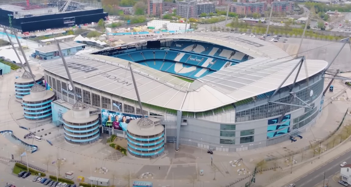 Casa do Manchester City, a escolha do Etihad em vez do Old Trafford, do United, que tem capacidade para 20 mil pessoas a mais, causou espanto — Foto: Reprodução