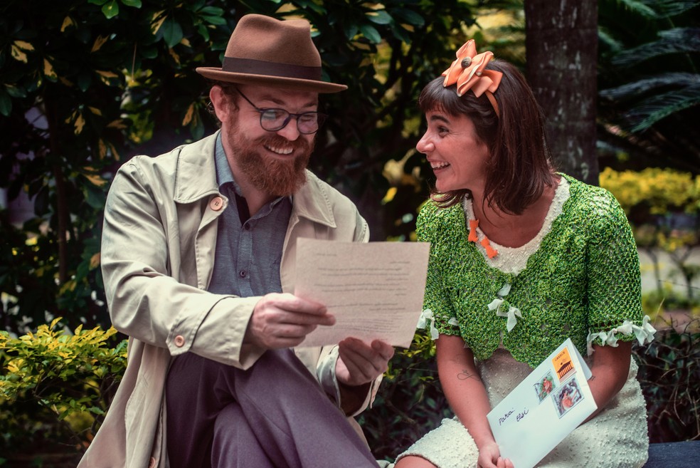 Kafka e Elsi. João Lucas Romero e Laura Becker ensaiam num parque: eles estrelam  “A história de Kafka e a boneca viajante” — Foto: Divulgação/Dalton Valério