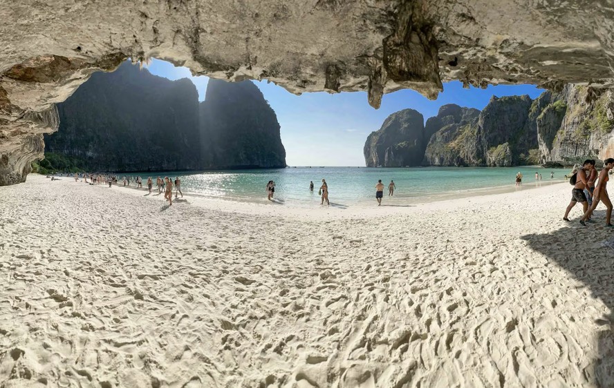 A paradisíaca Maya Bay, na Tailândia, recebe apenas 300 visitantes por dia, que devem chegar ao litoral caminhando por um cais flutuante