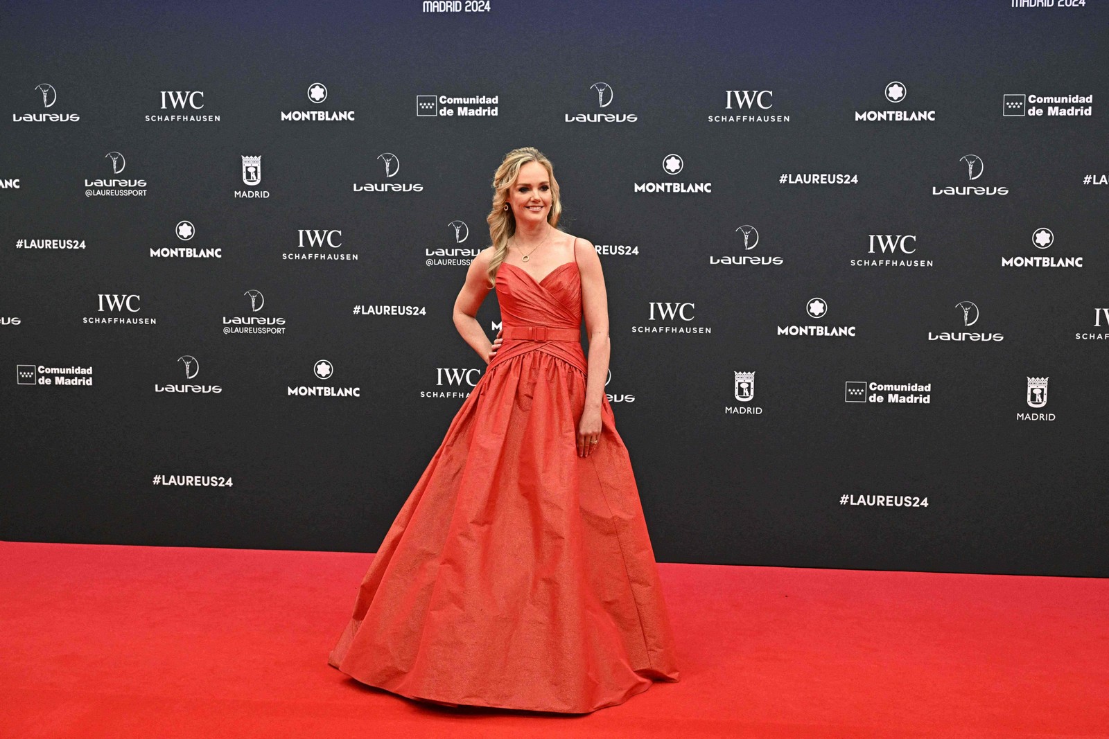 Apresentadora da cerimônia Laureus, a jornalista britânica Amanda Davies posa no tapete vermelho antes da 25ª gala do Laureus World Sports Awards em Madri — Foto: JAVIER SORIANO / AFP