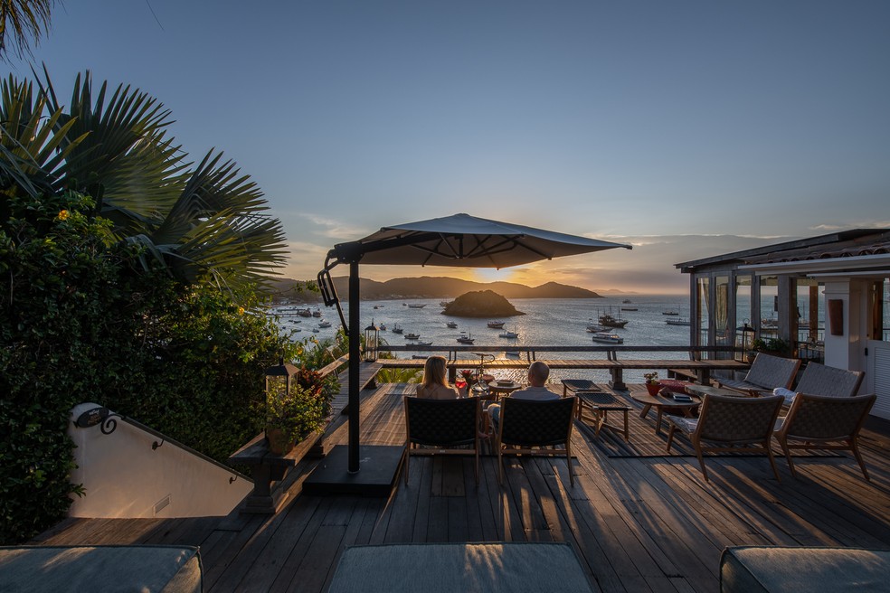 Área da piscina do Hotel d'este, em Búzios: vista privilegiada para a orla da cidade na Região dos Lagos — Foto: Divulgação