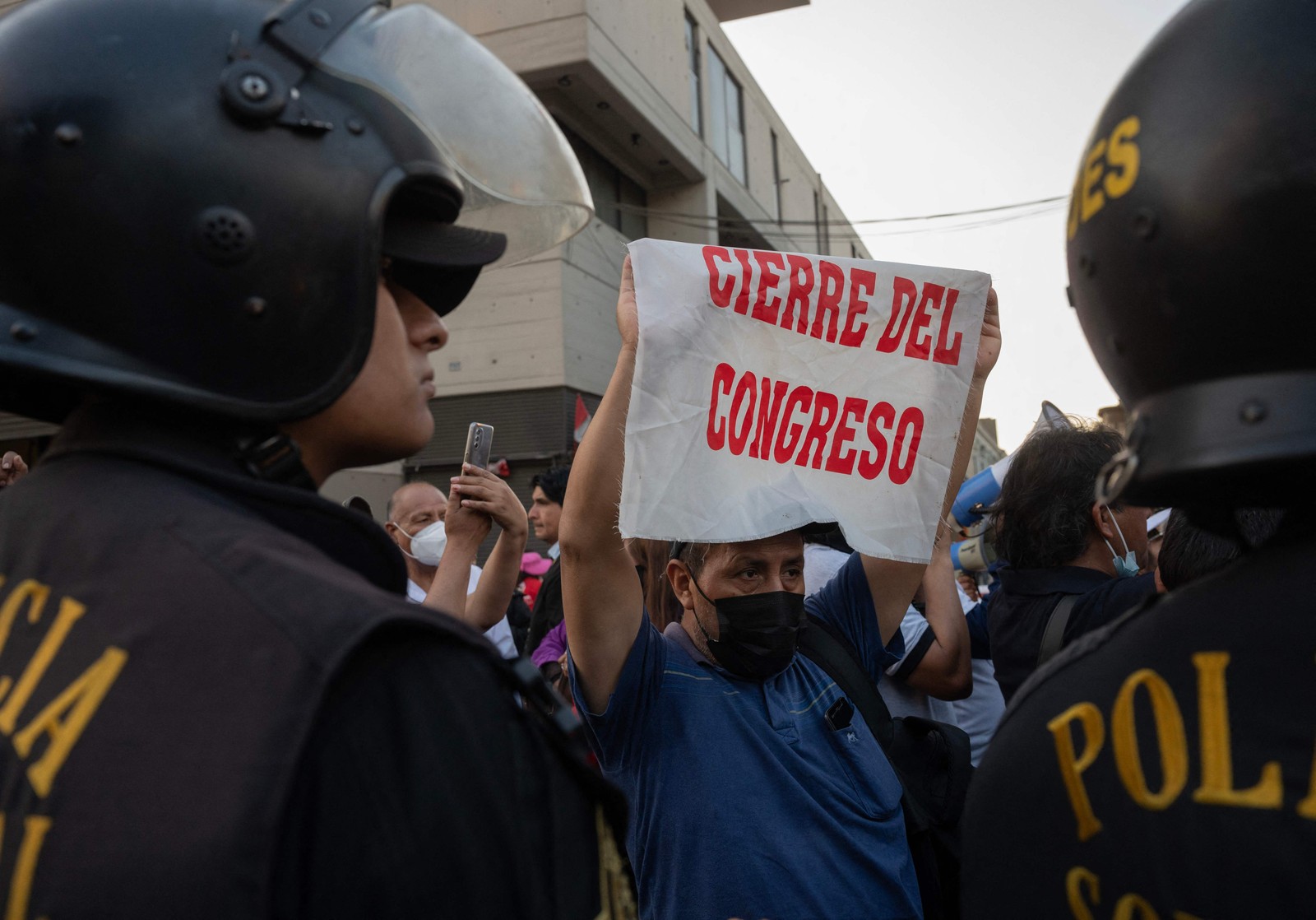 Apoiadores do presidente peruano, Pedro Castillo, realizam uma manifestação em frente à sede do Congresso, em Lima, em 1º de dezembro — Foto: Cris BOURONCLE / AFP