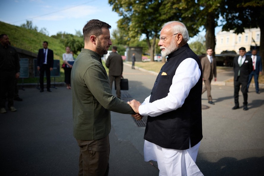 Presidente ucraniano, Volodymyr Zelensky, e o primeiro-ministro indiano, Narendra Modi, apertam as mãos durante seu encontro em Kiev, em meio à invasão russa da Ucrânia