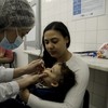 Campanha de vacinação contra a poliomielite tem baixa adesão na cidade. No CMS Heitor Beltrão, crianças recebem a gotinha contra a pólio. - Gabriel de Paiva\ Agência O Globo