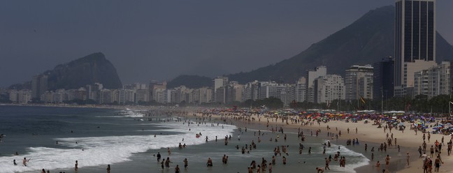 Banhistas na Praia do Leme nesta quarta-feira de feriado — Foto: Fabiano Rocha / Agência O Globo