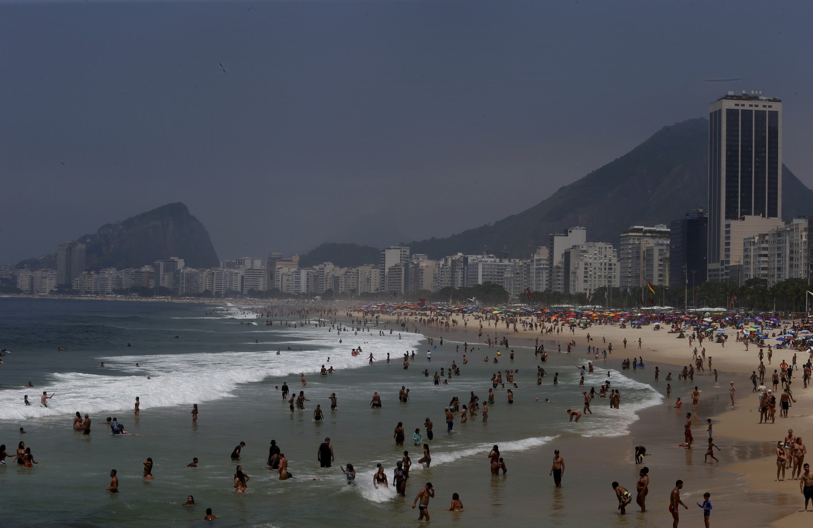 Banhistas na Praia do Leme nesta quarta-feira de feriado — Foto: Fabiano Rocha / Agência O Globo