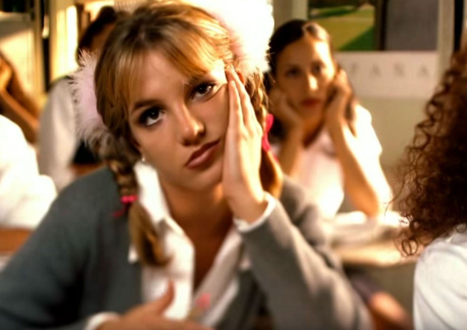 Britney no clipe da música "Baby one more time", hit do seu primeiro disco homônimo de 1997. Foto: Reprodução. 