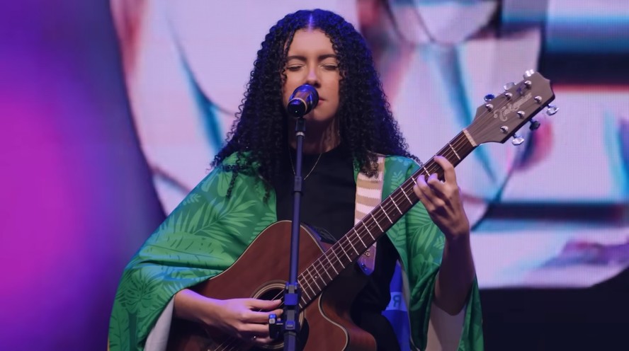A cantora gospel Aymeê entoa a música 'Evangelho de fariseus' na semifinal do programa 'Dom reality'