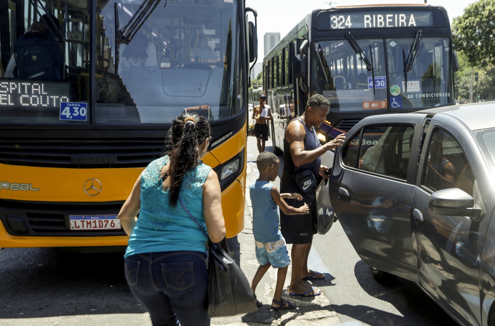 Passageiros deixam a Central do Brasil em carros de aplicativos — Foto: Gabriel de Paiva/Agência O Globo