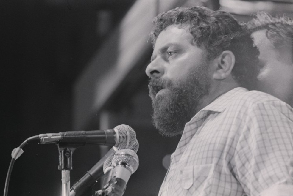 O hoje presidente Luiz Inácio Lula da Silva durante comício por diretas no Rio, em 1984 — Foto: Sebastião Marinho