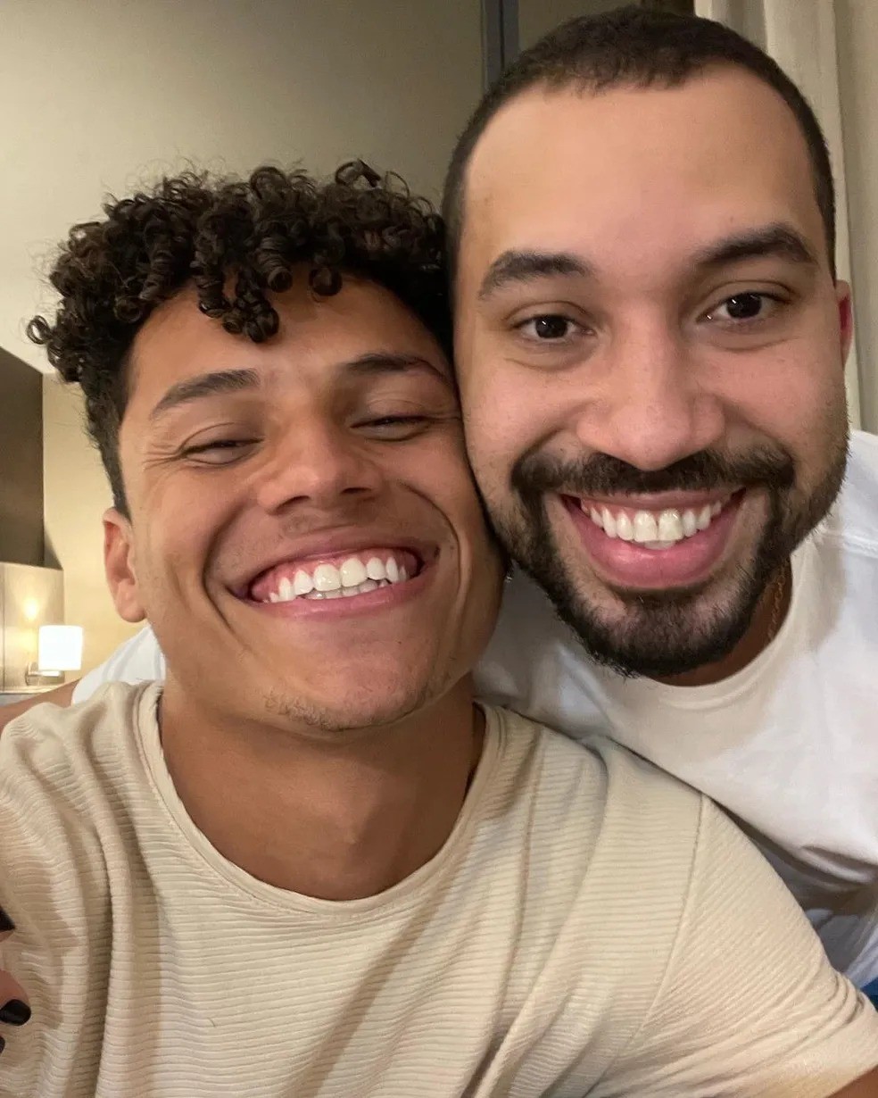 Gil do Vigor ("BBB" 21) e Danrley Ferreira ("BBB" 19) confirmaram neste ano que já ficaram. Gil chegou a dizer que gostaria de repetir a dose — Foto: Reprodução/Instagram