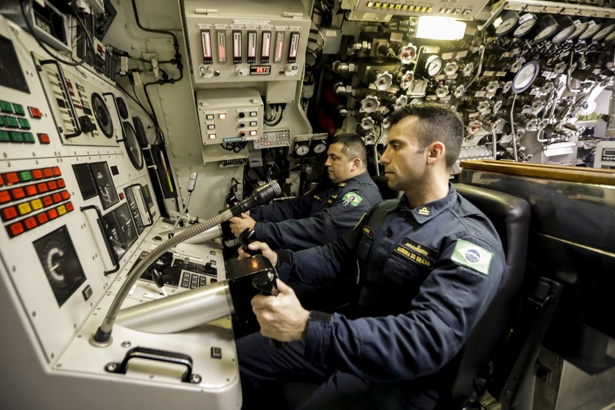 Sala de manobras do submarino Tikuna