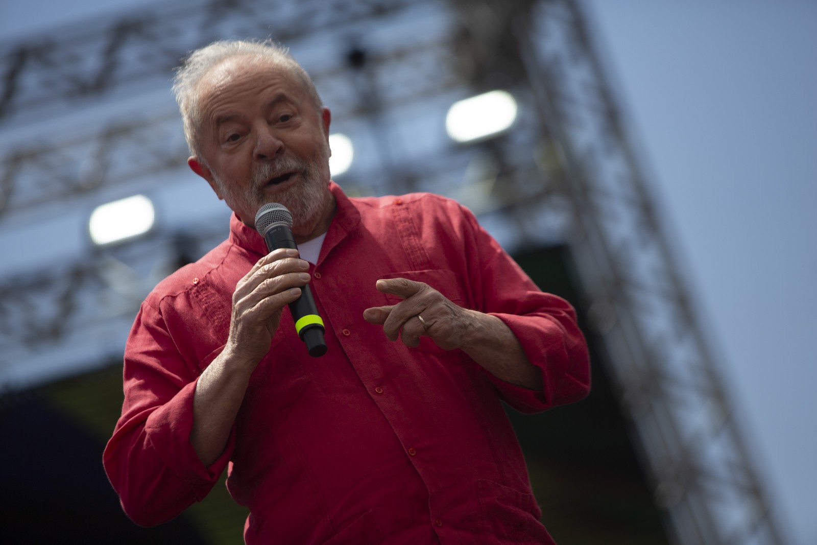 Lula participa de comício ao lado de Haddad em Grajaú, São Paulo, na tarde de sábado. — Foto: Maria Isabel Oliveira