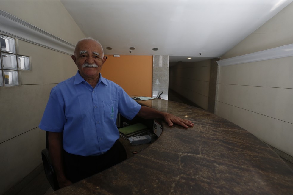 José Severino da Silva tem 76 anos e é porteiro há 40 no mesmo prédio — Foto: Fabiano Rocha/Agência O Globo
