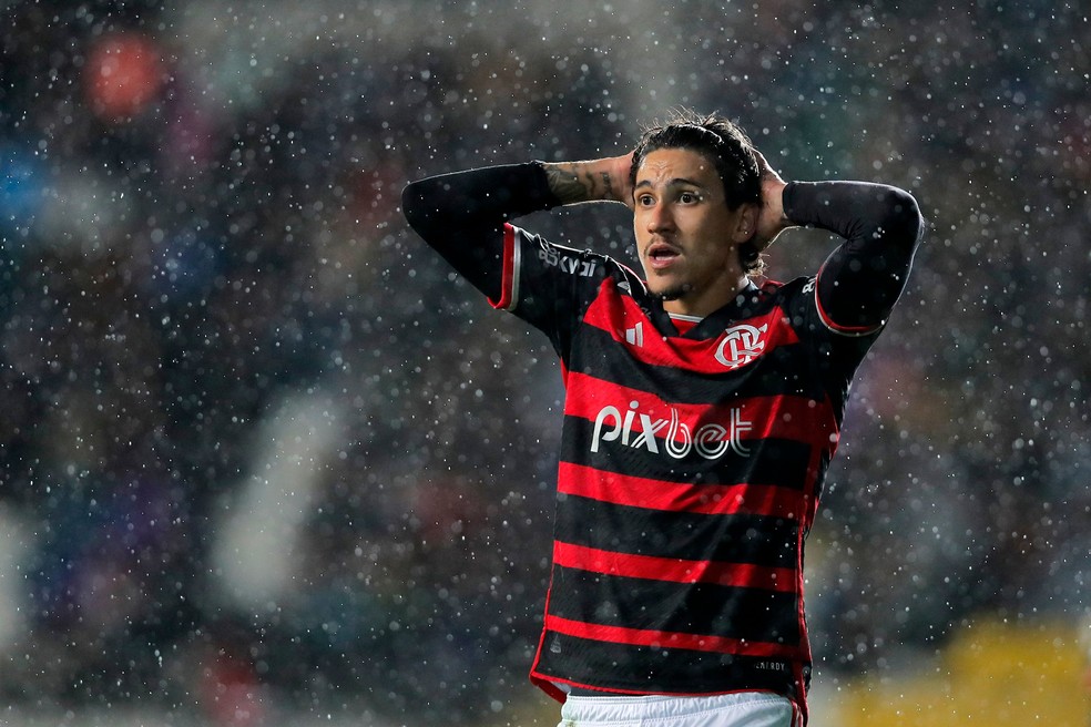 Pedro, do Flamengo, já lesionou a virilha durante cobrança de pênalti — Foto: Javier Torres/AFP