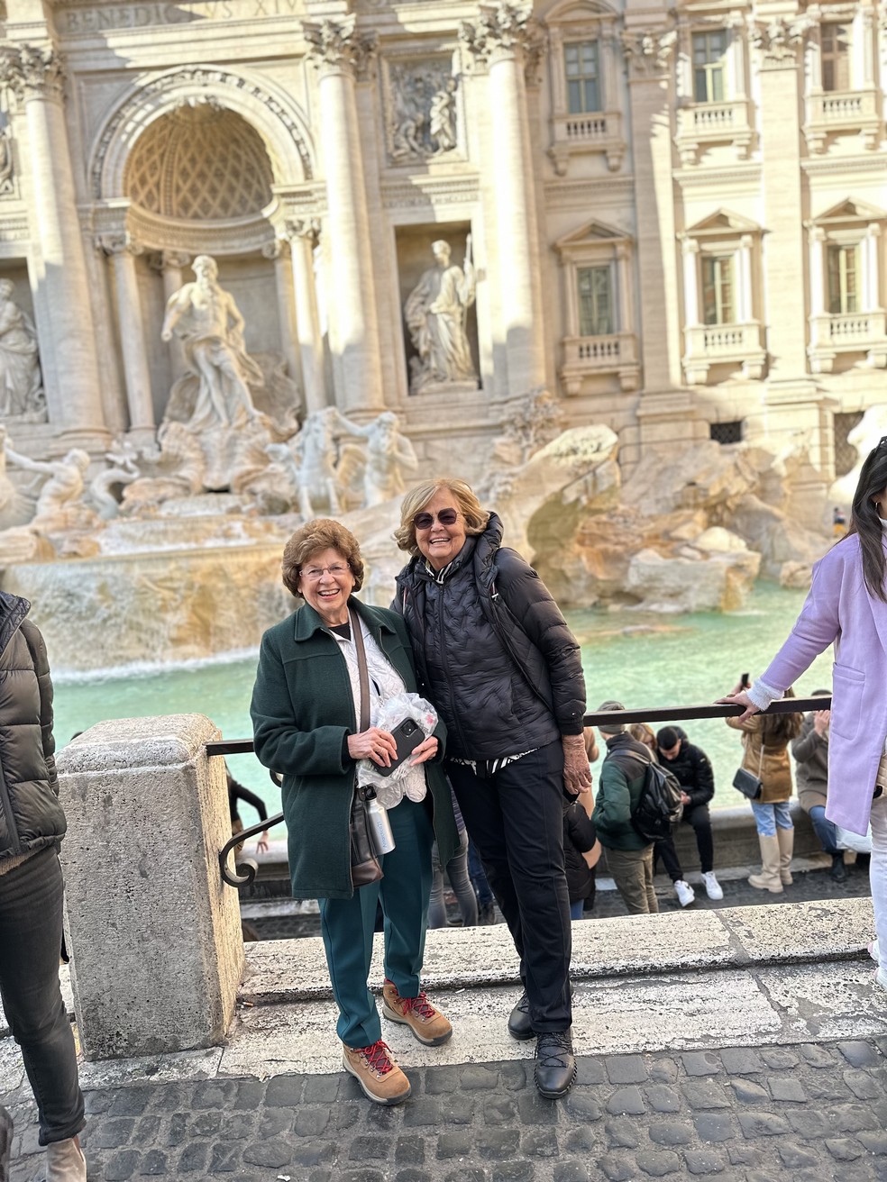 As amigas Eleanor Hamby e Sandra Hazelip em frente à Fontana di Trevi, em Roma — Foto: Elanor Hamby via The New York Times