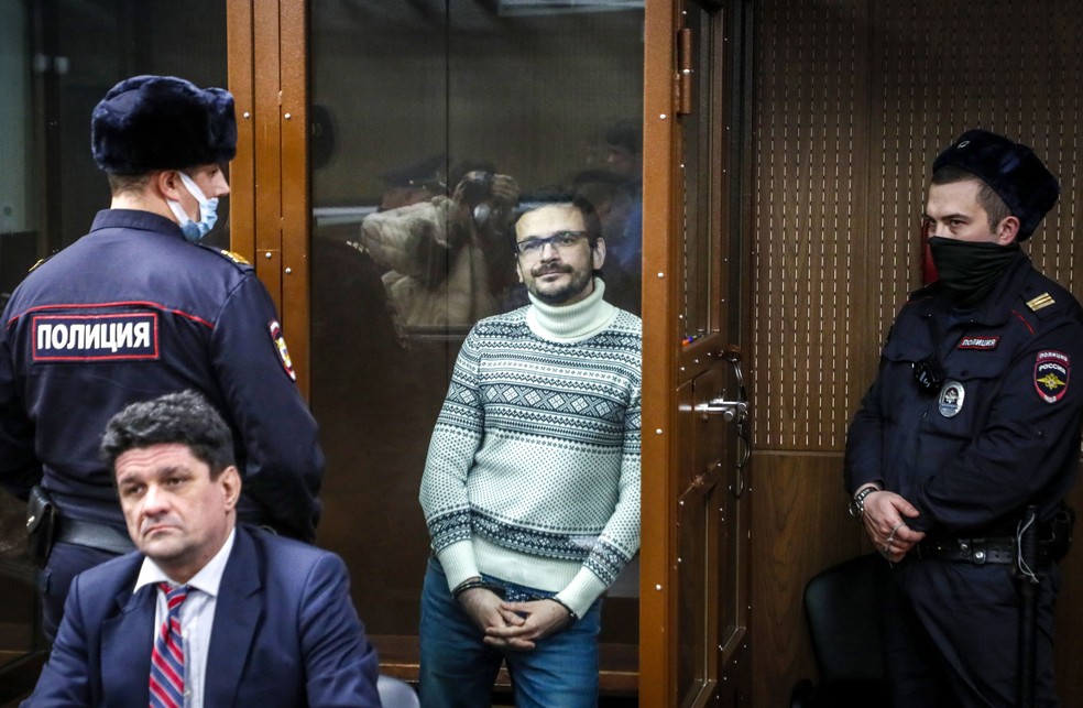 O ativista russo Ilya Yashin (ao centro) durante julgamento em um tribunal de Moscou nesta sexta-feira — Foto: YURI KOCHETKOV/AFP