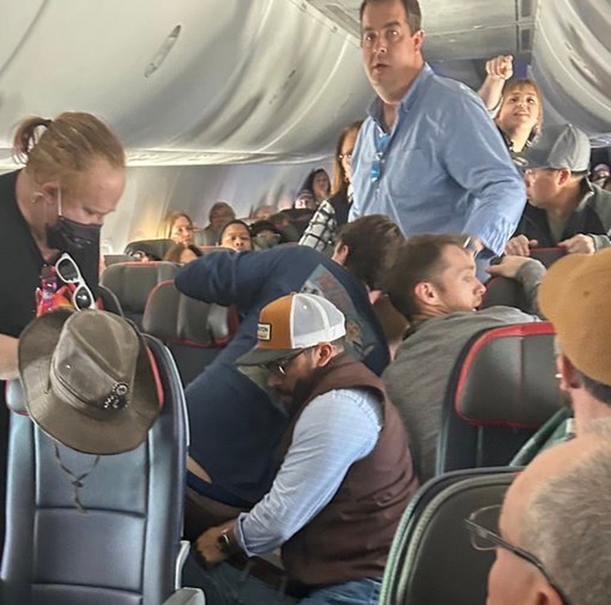 Passageiro tentou abrir porta de avião em voo da American Airlines