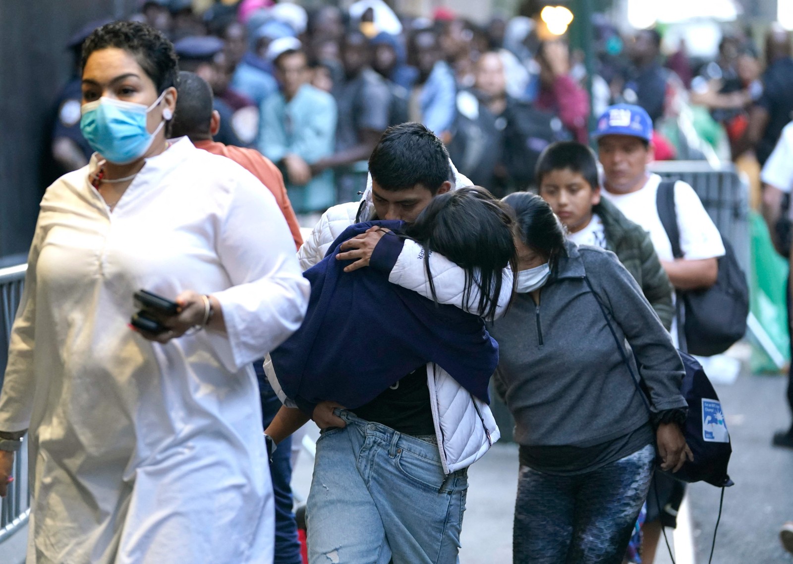 Imigrantes fazem fila na madrugada de 1º de agosto de 2023 para serem colocados no centro de acolhimento do Hotel Roosevelt — Foto: TIMOTHY A. CLARY / AFP