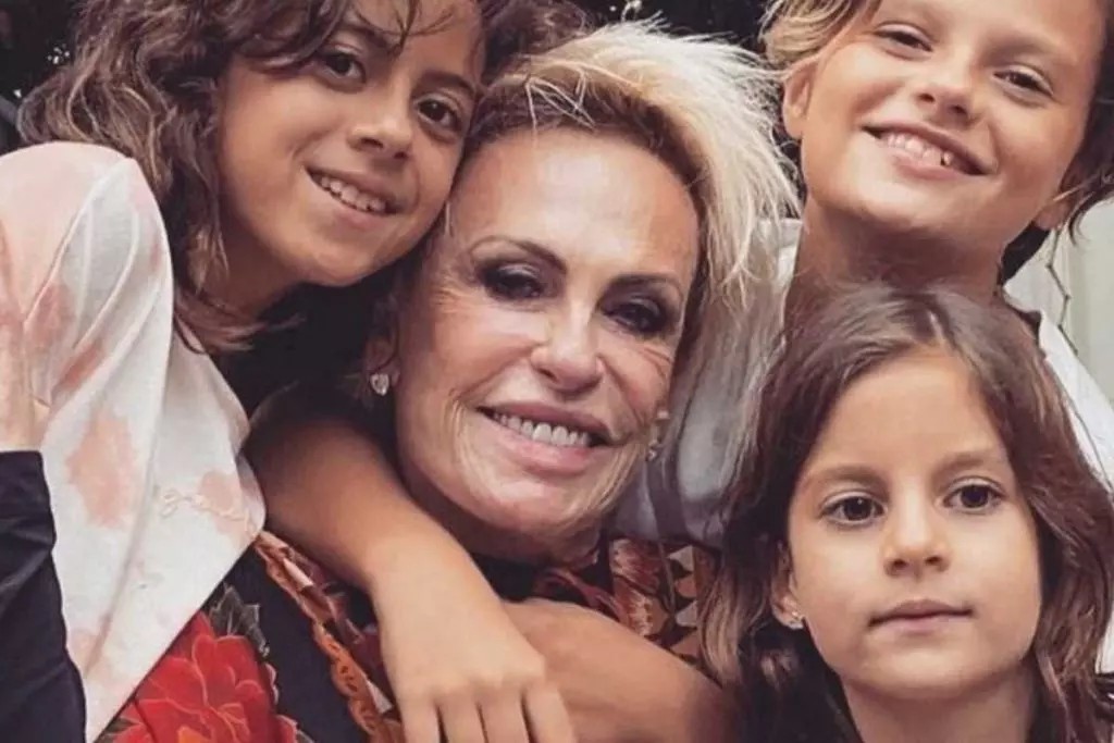 Ana Maria Braga ao lado dos netos, Bento, Joana e Maria