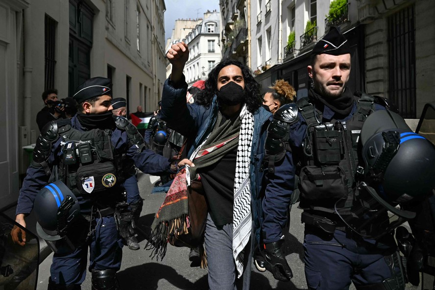 Manifestante retirado da sede da SciencesPo, em Paris