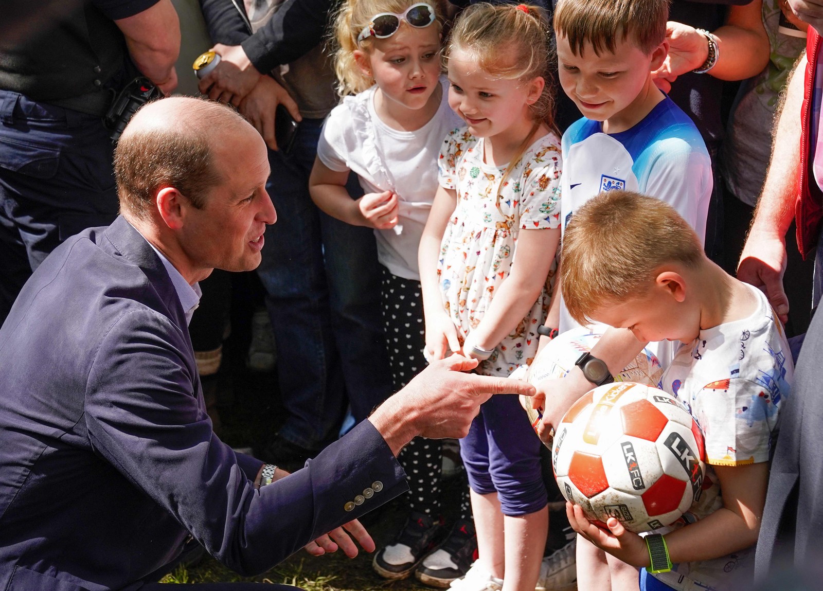 William cumprimenta fãs perto do Castelo de Windsor, a Oeste de Londres — Foto: ANDREW MATTHEWS/AFP