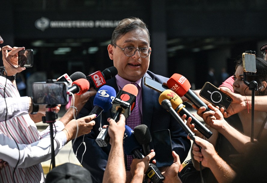 Jose Vicente Haro, advogado de Edmundo González Urrutia, conversa com jornalistas após reunião no Ministério Público em Caracas